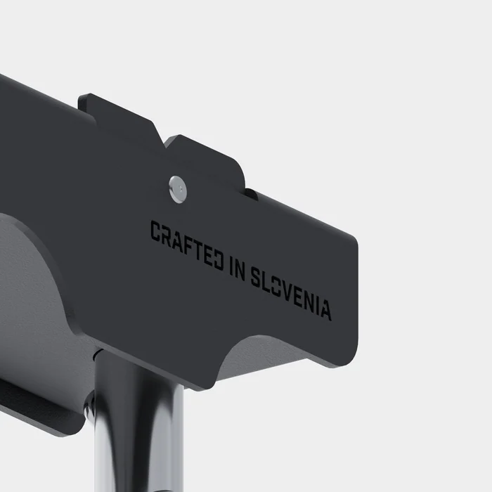 Napis CRAFTED IN SLOVENIA na glavi aeratorja SPINA, 3D render