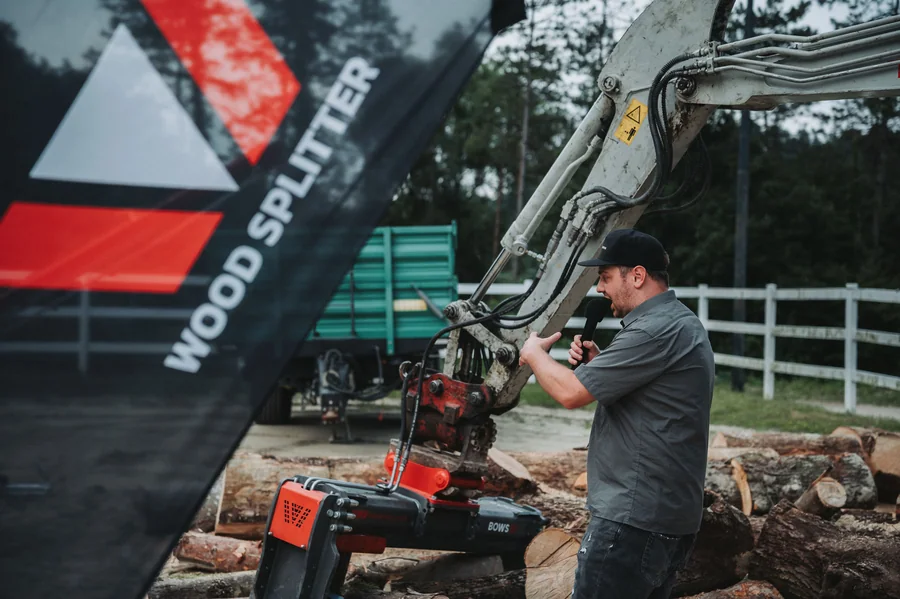 Zastava WoodSplitter ob bagru s cepilnikom na demonstraciji